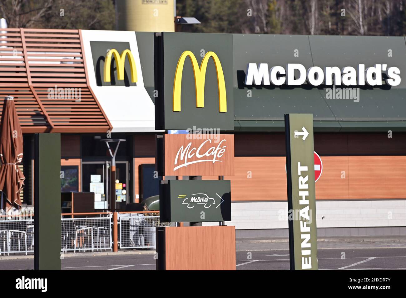 Parsdorf, Deutschland. 11th Mar, 2022. McDonald`s fast food restaurant, logo, company emblem, US operator and franchisor of worldwide fast food restaurants. Credit: dpa/Alamy Live News Stock Photo